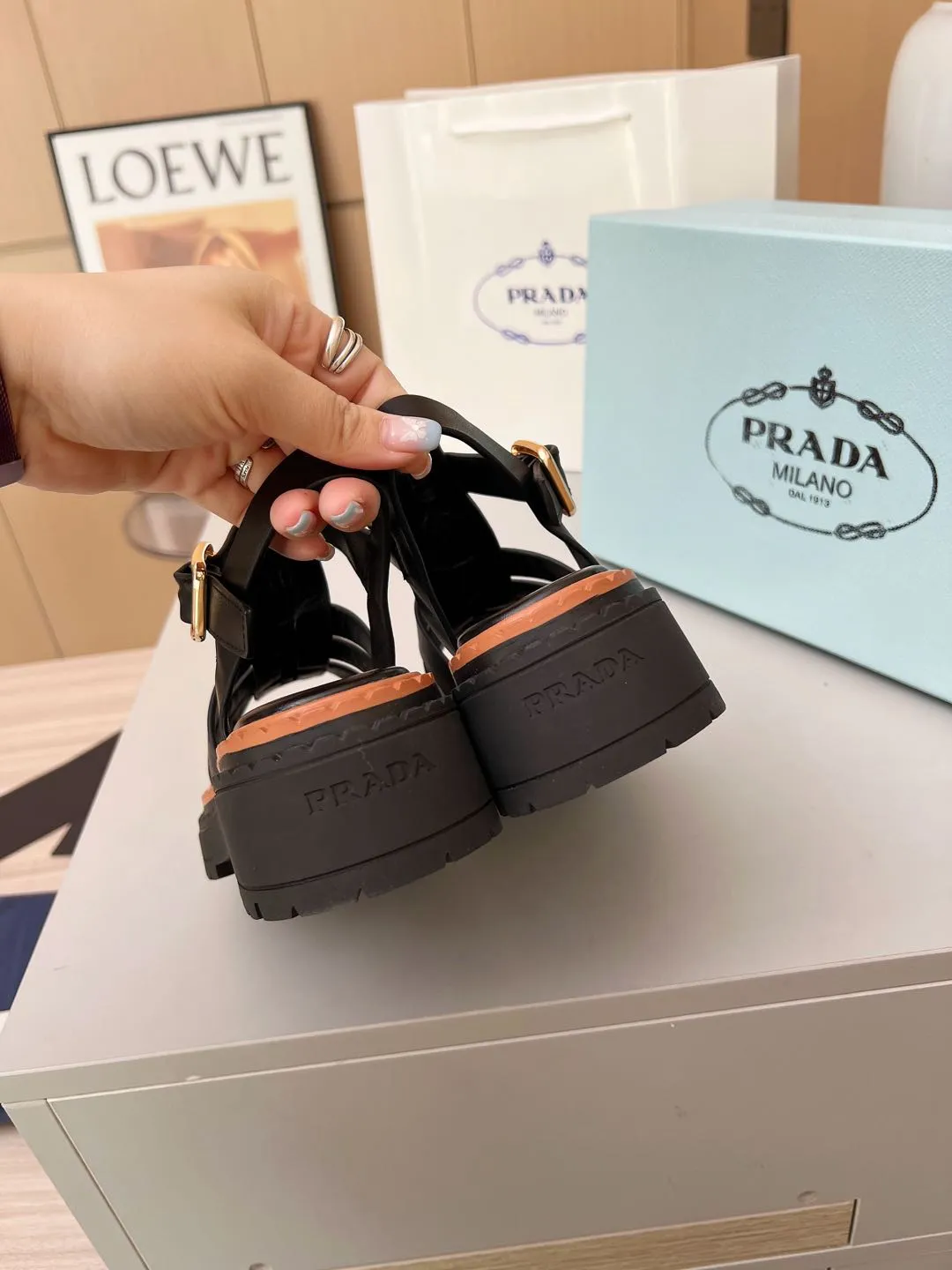 👟👟Ex-factory price 420👟👟 PRADA/Prada 25ss new spring and summer sandals. The simple design is probably the most popular thing about it. It is not the kind that is found on the street. It has its own brand personality. The fabric is made of calfskin and the lining is mixed sheepskin. Heel height: 4.5cm Size: #35-41 (35 41 custom-made is not returnable)